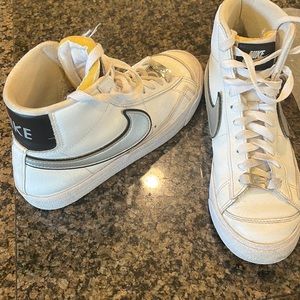 Nike mid high. Grey swoosh. Size 5